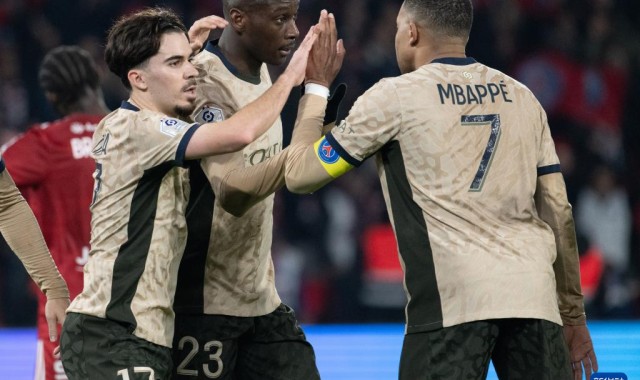  布雷斯特门将超神扑救零封巴黎  