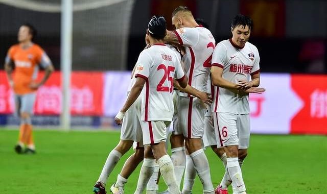  奥格斯堡定位球战术显威，头球制胜拿下宝贵三分