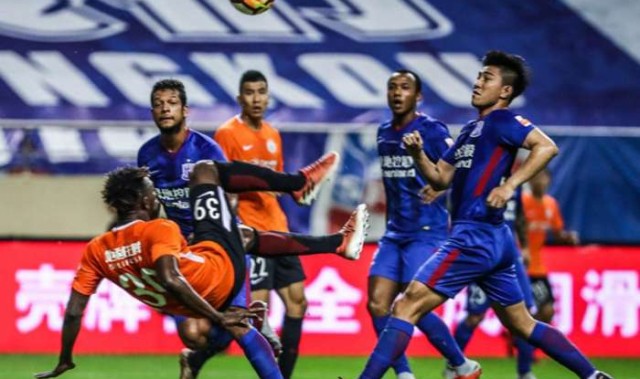  波鸿主场球迷冲突事件导致比赛中断二十分钟  