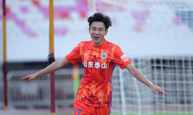  霍芬海姆边路快马突击，速度优势撕裂对手防线