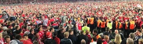  柏林联合主场球迷横幅致敬功勋老将  