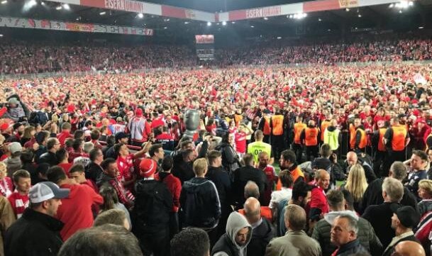  柏林联合主场球迷横幅致敬功勋老将  