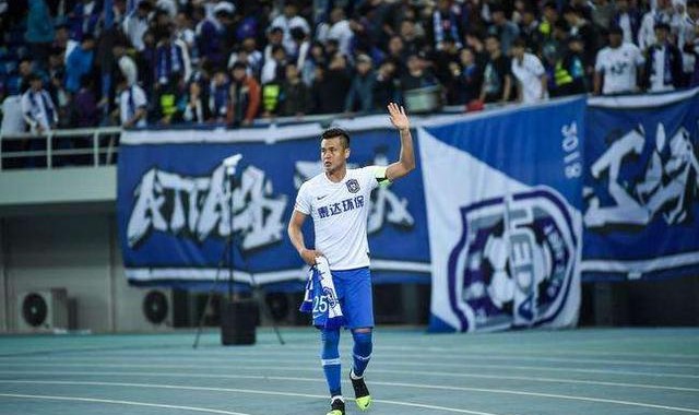  兰斯定位球战术屡建奇功，高中锋头球梅开二度主宰比赛