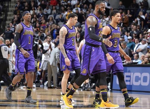  詹姆斯狂砍三双领衔湖人逆转战胜掘金