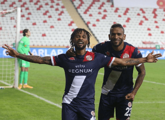  拉齐奥体育总监表态，全力续约当家射手  